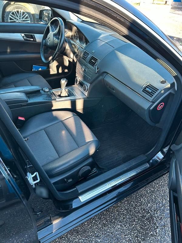 Second-hand Mercedes C200 184 CP (135 kW) 2010 Negru Berlinǎ