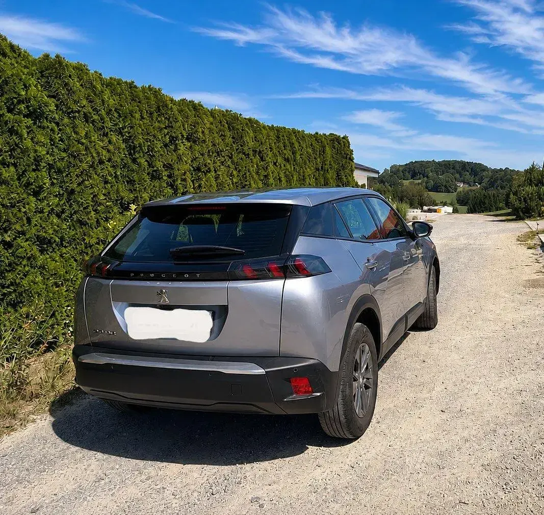 Gebraucht Peugeot e-2008 Active 100 kW (136 PS) 2022 Silber SUV