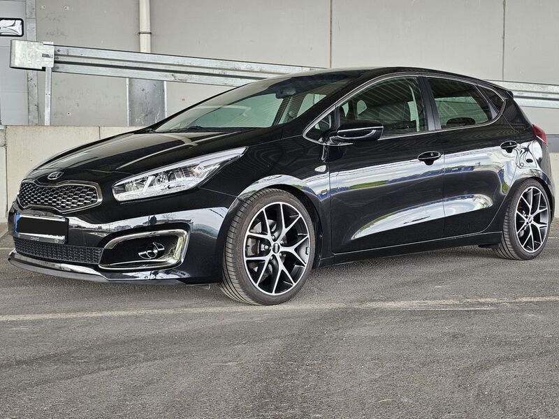 Schwarz Gebraucht 2018 Kia Ceed Limousine | 14.399 € (Etwas zu teuer) - Bild 1/4
