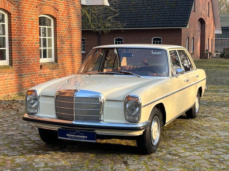 Hellelfenbein Gebraucht 1969 Mercedes W115 Limousine | 20.500 € - Bild 1/4