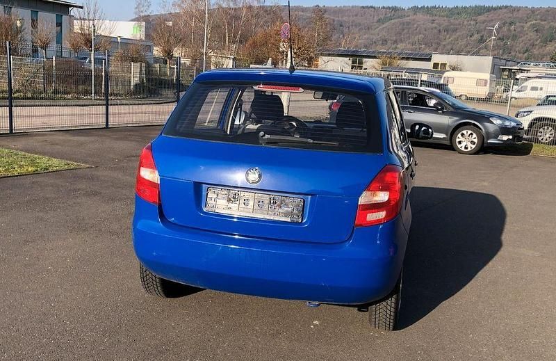 Gebraucht Skoda Fabia 60 PS (44 kW) 2010 Blau Limousine