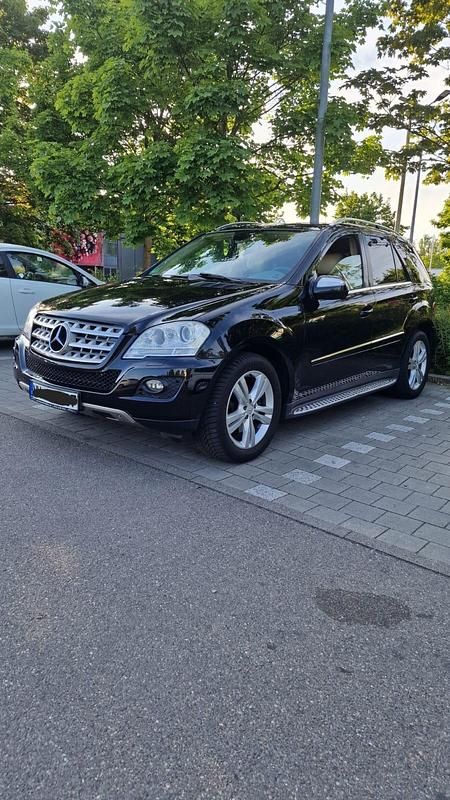 Schwarz Gebraucht 2009 Mercedes ML320 SUV | 9.999 € (Etwas zu teuer) - Bild 1/4