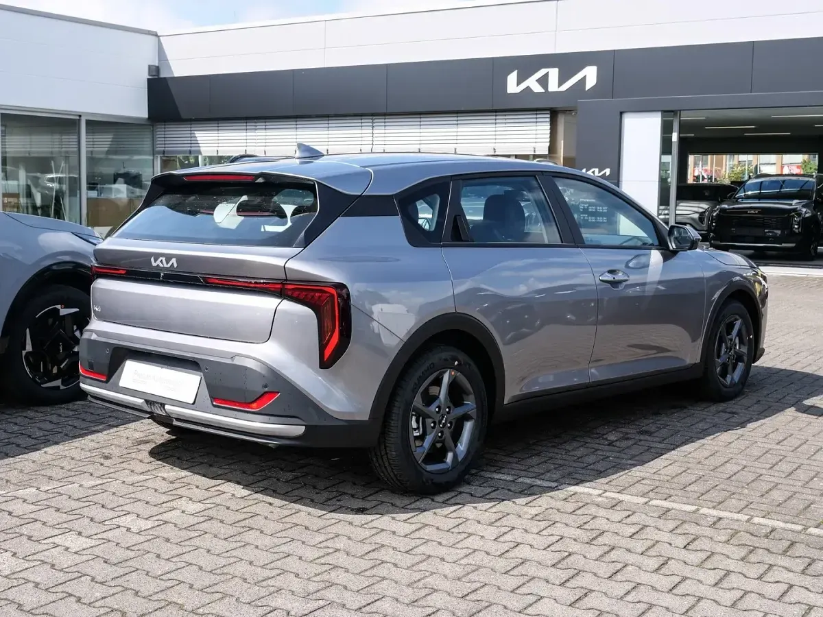 Neu Kia K4 Comfort 150 PS (110 kW) 2026 Grau Limousine