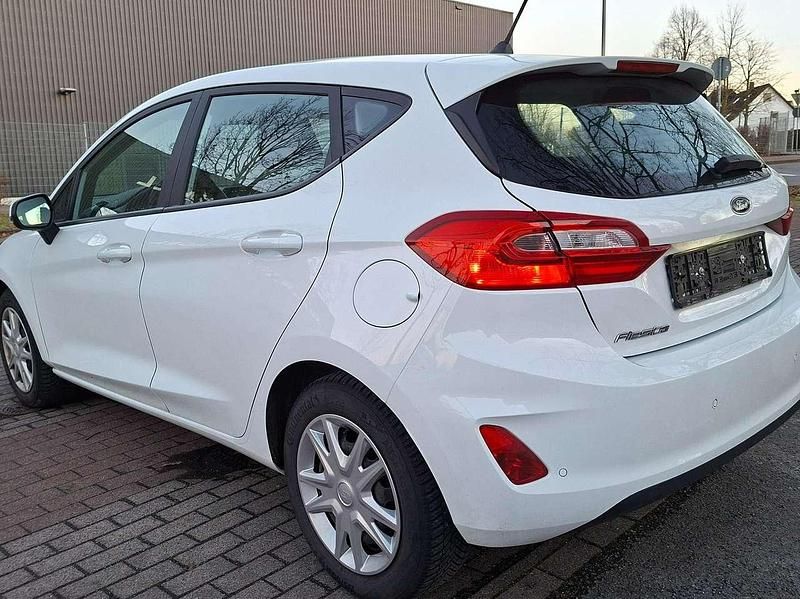 Gebraucht Ford Fiesta 101 PS (74 kW) 2018 Weiß Kleinwagen