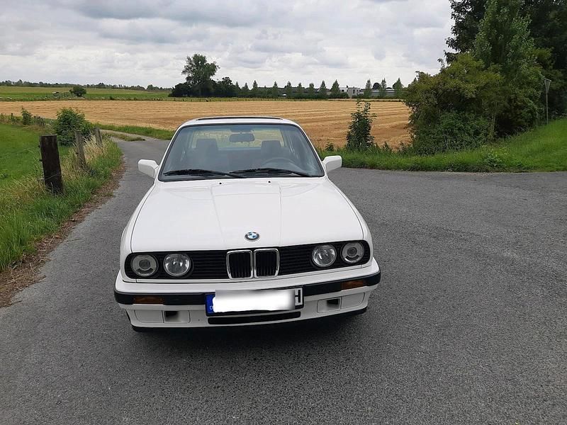 Weiß Gebraucht 1990 BMW 324 Limousine | 12.499 € - Bild 1/4