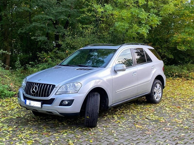 Gebraucht Mercedes ML320 224 PS (164 kW) 2009 Silber SUV