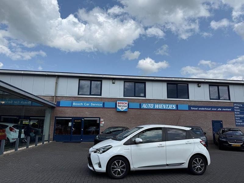 Weiß Gebraucht 2019 Toyota Yaris Hybrid Limousine | 10.750 € (Fairer Preis) - Bild 1/4