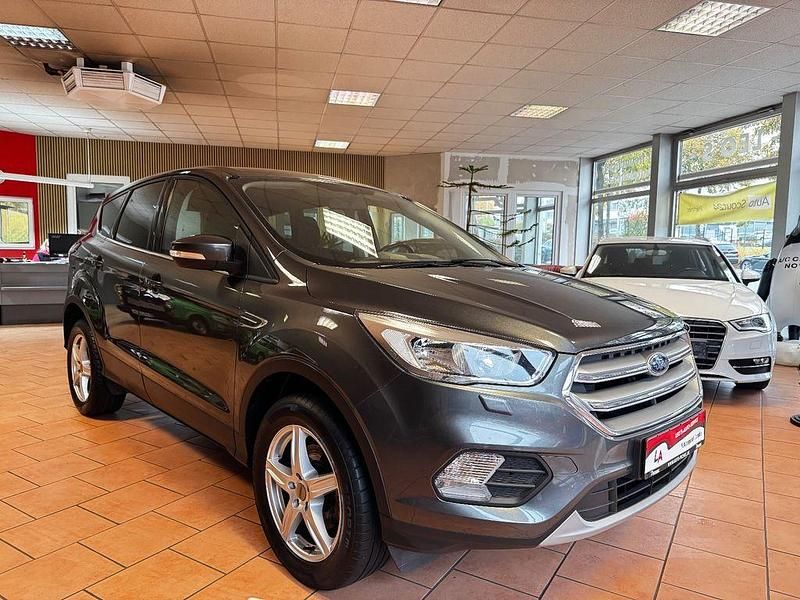 Gebraucht Ford Kuga Trend 120 PS (88 kW) 2017 Grau SUV