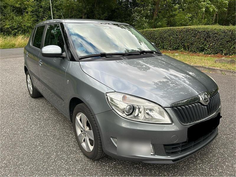 Grau Gebraucht 2013 Skoda Fabia Kleinwagen | 5.299 € (Fairer Preis) - Bild 1/4