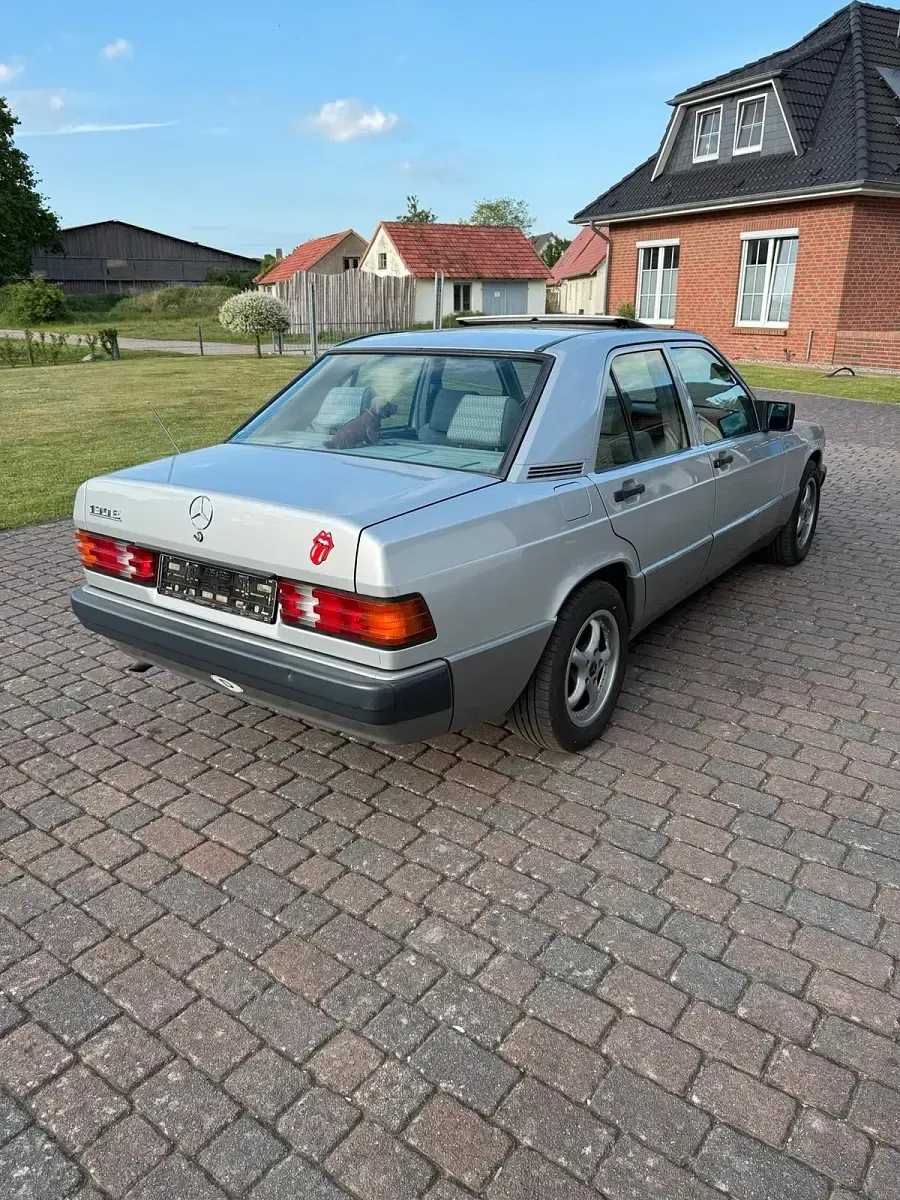 Używany Mercedes 190 118 KM (86 kW) 1990 Srebrny Sedan/Limuzyna