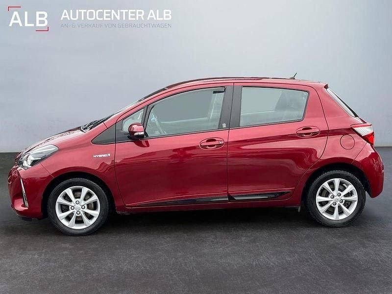 Gebraucht Toyota Yaris 73 PS (53 kW) 2018 Rot Limousine