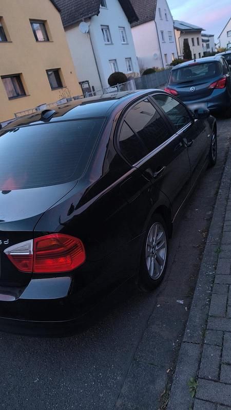 Gebraucht BMW 318 143 PS (105 kW) 2008 Schwarz Limousine