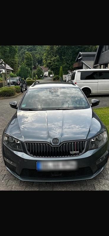 Grau Gebraucht 2015 Skoda Octavia RS Kombi | 10.200 € (Guter Preis) - Bild 1/4