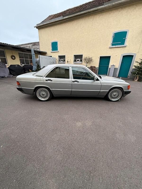 Gebraucht Mercedes 190 122 PS (89 kW) 1992 Silber Limousine