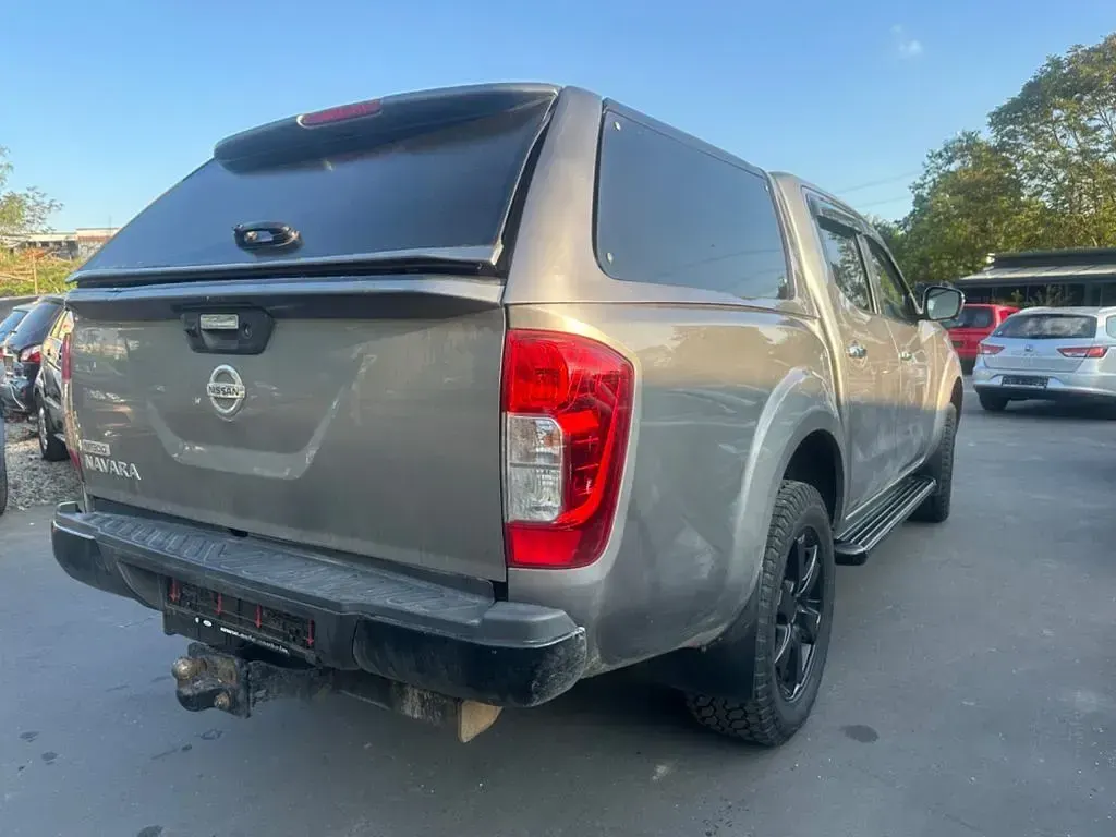 Gebraucht Nissan Navara N-Connecta 163 PS (119 kW) 2016 Grau Pickup