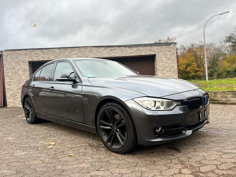 Grau Gebraucht 2012 BMW 320 Sport Line Limousine | 8.500 € (Superpreis) - Bild 1/4