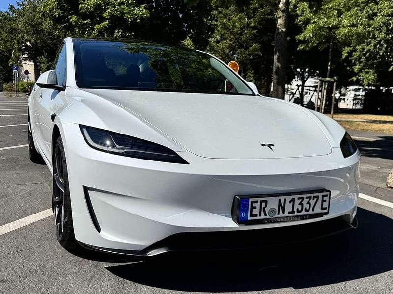 Weiß Gebraucht 2025 Tesla Model 3 Performance Limousine | 57.000 € - Bild 1/3