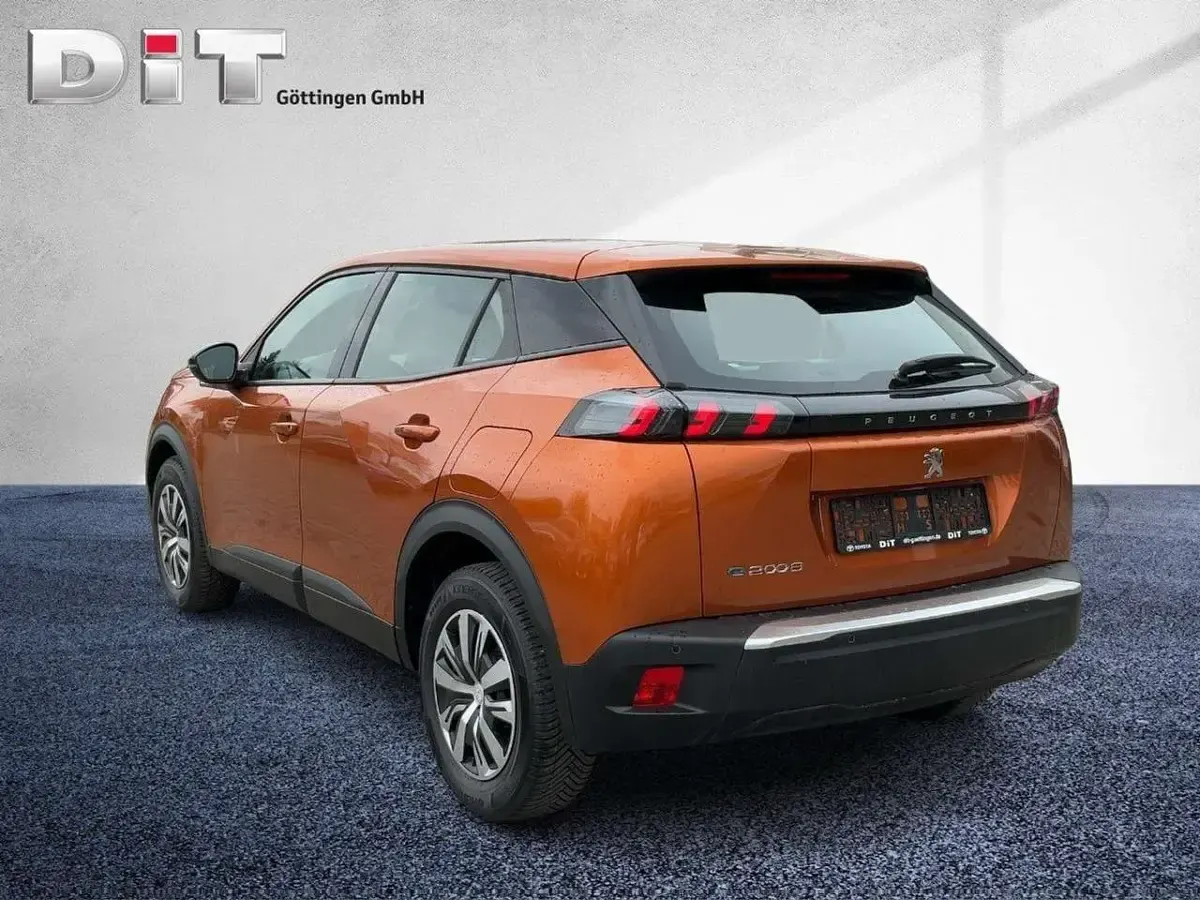 Second-hand Peugeot e-2008 Active 100 kW (136 CP) 2022 Portocaliu SUV
