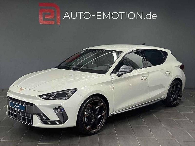 Taiga grau metallic Gebraucht 2025 Cupra Leon Limousine | 32.370 € (Guter Preis) - Bild 1/4