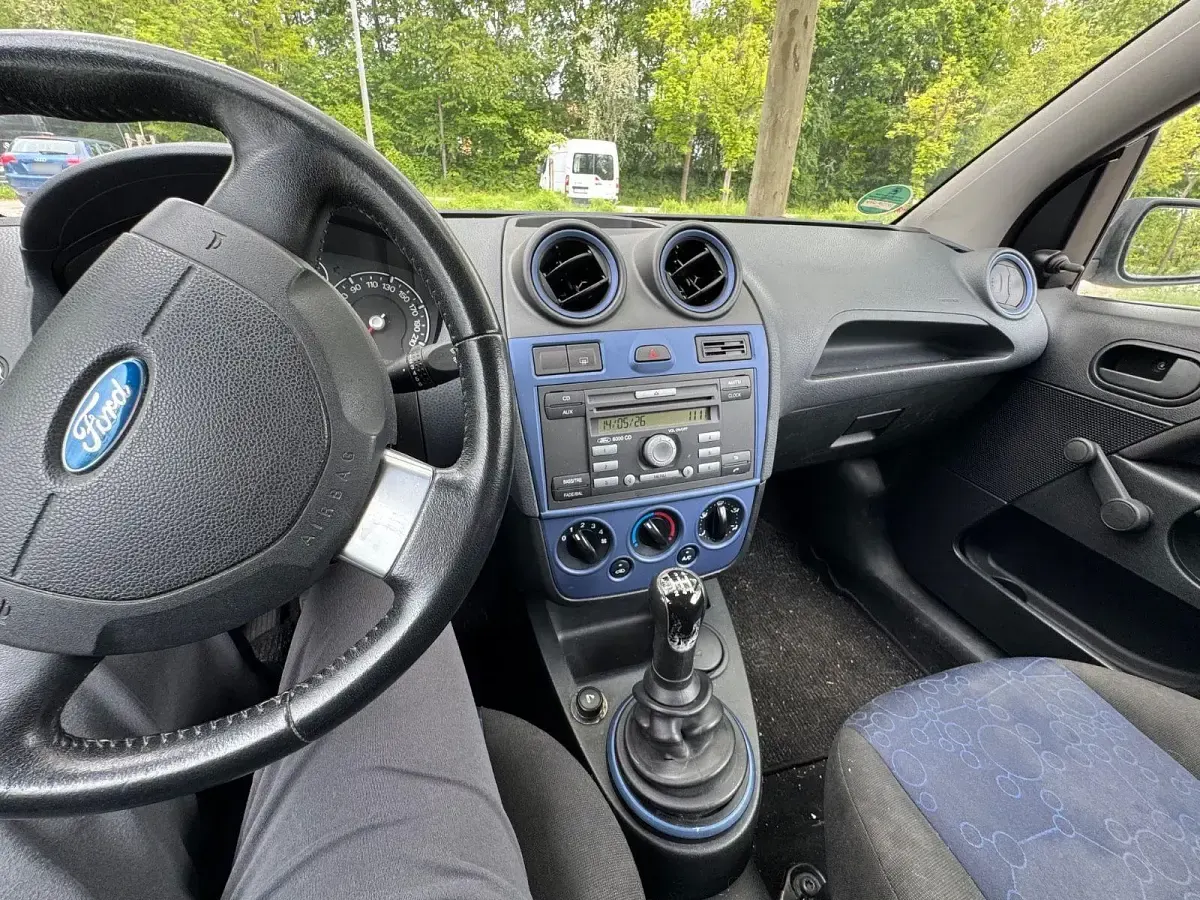 Gebraucht Ford Fiesta Ambiente 60 PS (44 kW) 2007 Weiß Kleinwagen