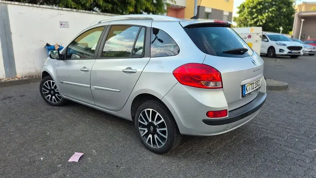 Gebraucht Renault Clio 103 PS (75 kW) 2012 Silber Limousine