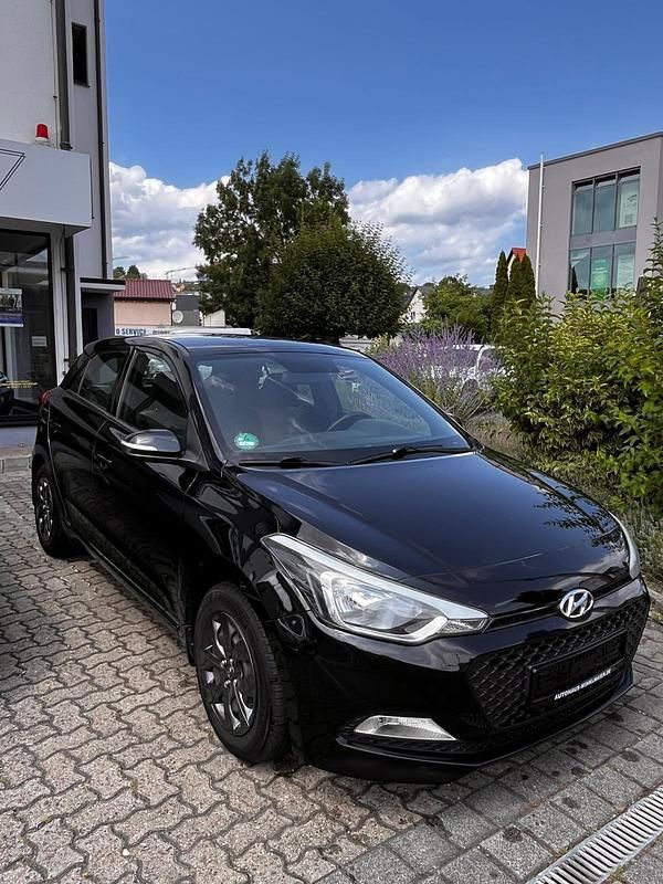 Schwarz Gebraucht 2017 Hyundai i20 Kleinwagen | 6.900 € (Guter Preis) - Bild 1/4