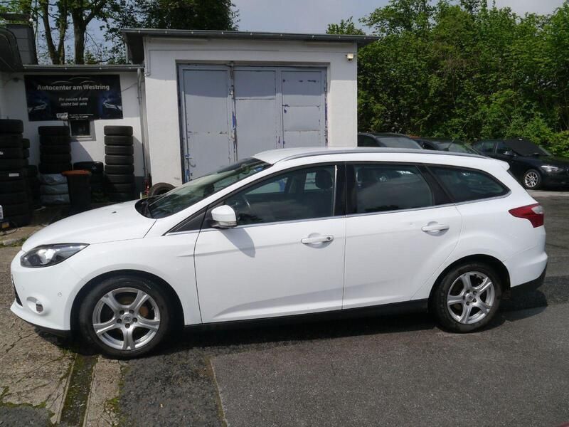 Weiß Gebraucht 2011 Ford Focus Titanium Kombi | 2.500 € (Guter Preis) - Bild 1/4