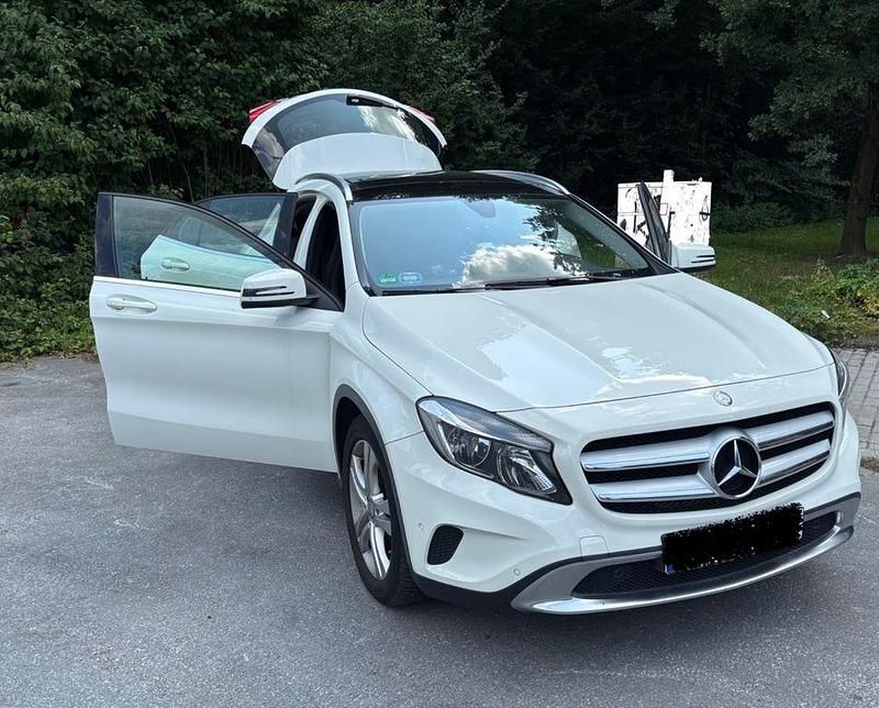 Weiß Gebraucht 2016 Mercedes GLA180 Urban SUV | 14.000 € (Fairer Preis) - Bild 1/4