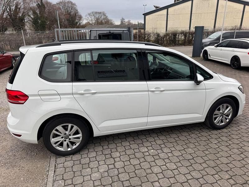 Gebraucht VW Touran Comfortline 150 PS (110 kW) 2023 Weiß Van / Kleinbus