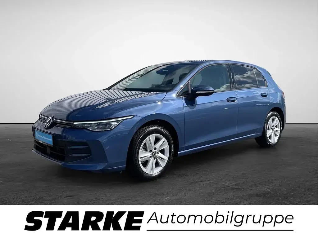 Gebraucht VW Golf VIII Life 150 PS (110 kW) 2025 Blau (anemonenblau metallic) Limousine