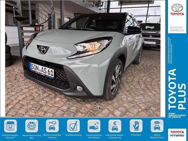 Grün Gebraucht 2024 Toyota Aygo Team Kleinwagen | 15.980 € (Fairer Preis) - Bild 1/4