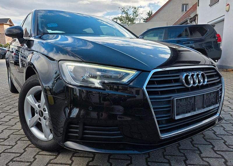 Schwarz Gebraucht 2017 Audi A3 Sportback Comfort Limousine | 10.499 € (Guter Preis) - Bild 1/4