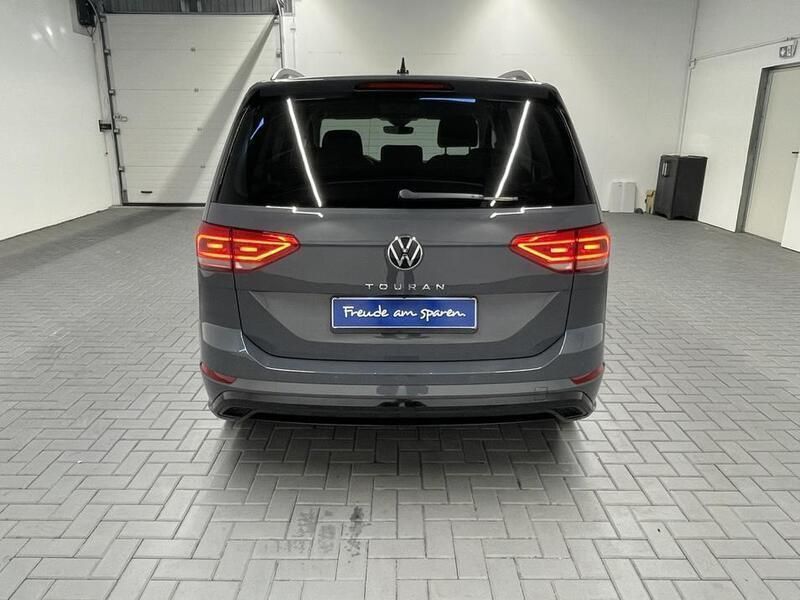 Gebraucht VW Touran Highline 150 PS (110 kW) 2022 Grau (delfingraumet.) Van / Kleinbus