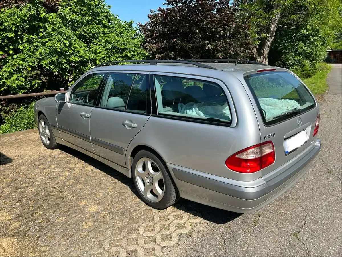 Gebraucht Mercedes E220 Classic 143 PS (105 kW) 2000 Silber Kombi