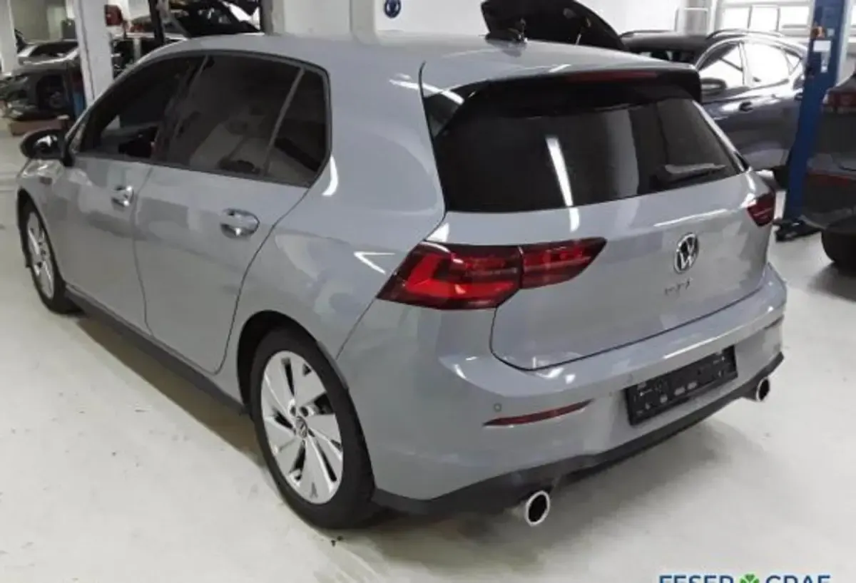 Gebraucht VW Golf VIII GTI 245 PS (180 kW) 2024 Mondsteingrau Limousine