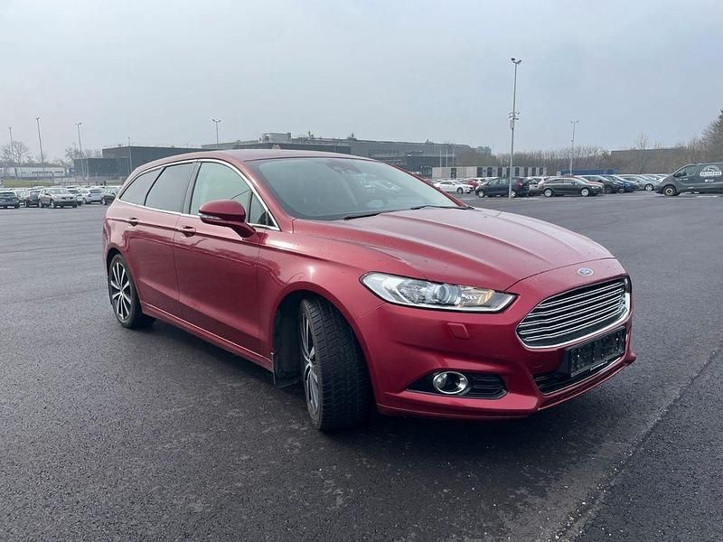 Gebraucht Ford Mondeo Titanium 160 PS (117 kW) 2015 Rot Limousine