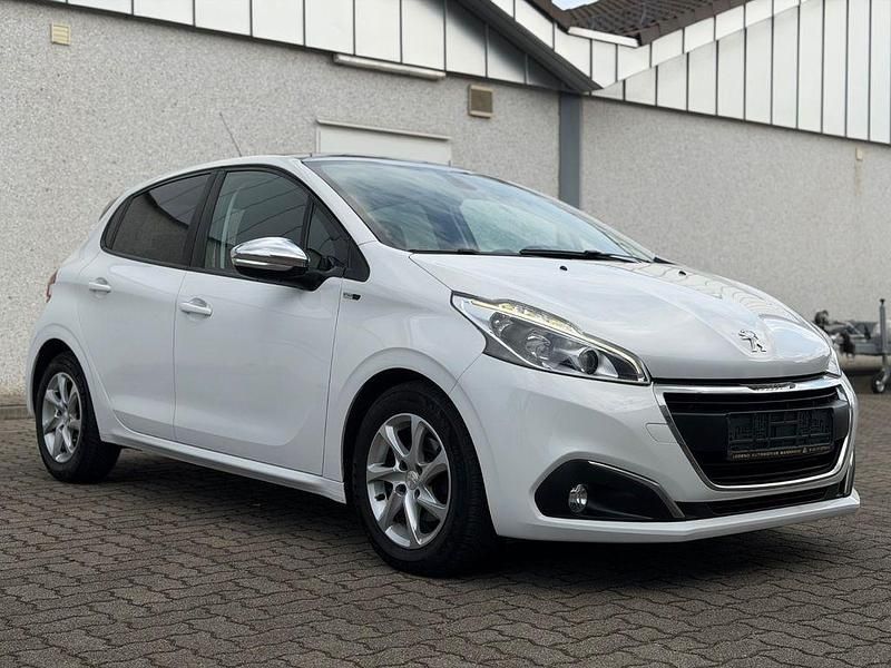 Gebraucht Peugeot 208 Active 99 PS (72 kW) 2017 Weiß Kleinwagen