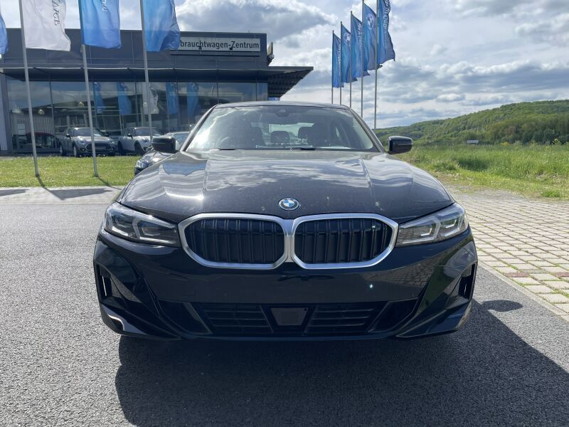 Schwarz uni Neu 2025 BMW 330e Sport Line Limousine | 53.599 € (Guter Preis) - Bild 1/4