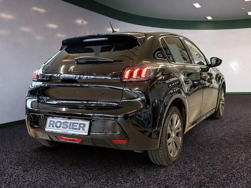 Gebraucht Peugeot e-208 Allure 100 kW (136 PS) 2023 Schwarz Kleinwagen