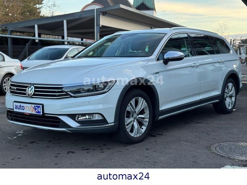 Używany VW Passat R 239 KM (175 kW) 2016 Biały Sedan/Limuzyna