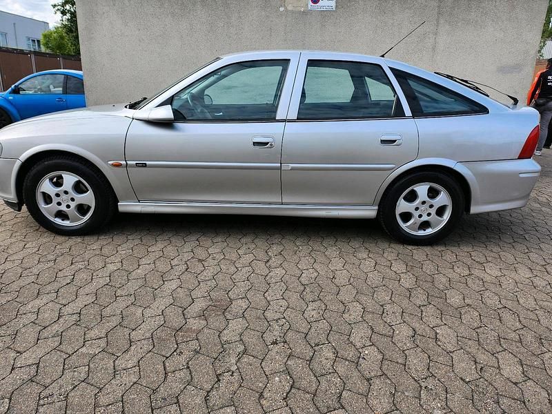 Silber Gebraucht 1999 Opel Vectra Edition Limousine | 2.650 € (Etwas zu teuer) - Bild 1/4