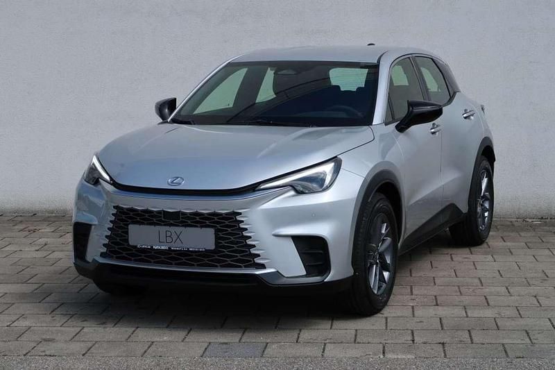 Silber metallic Neu 2025 Lexus LBX SUV | 30.980 € (Fairer Preis) - Bild 1/4