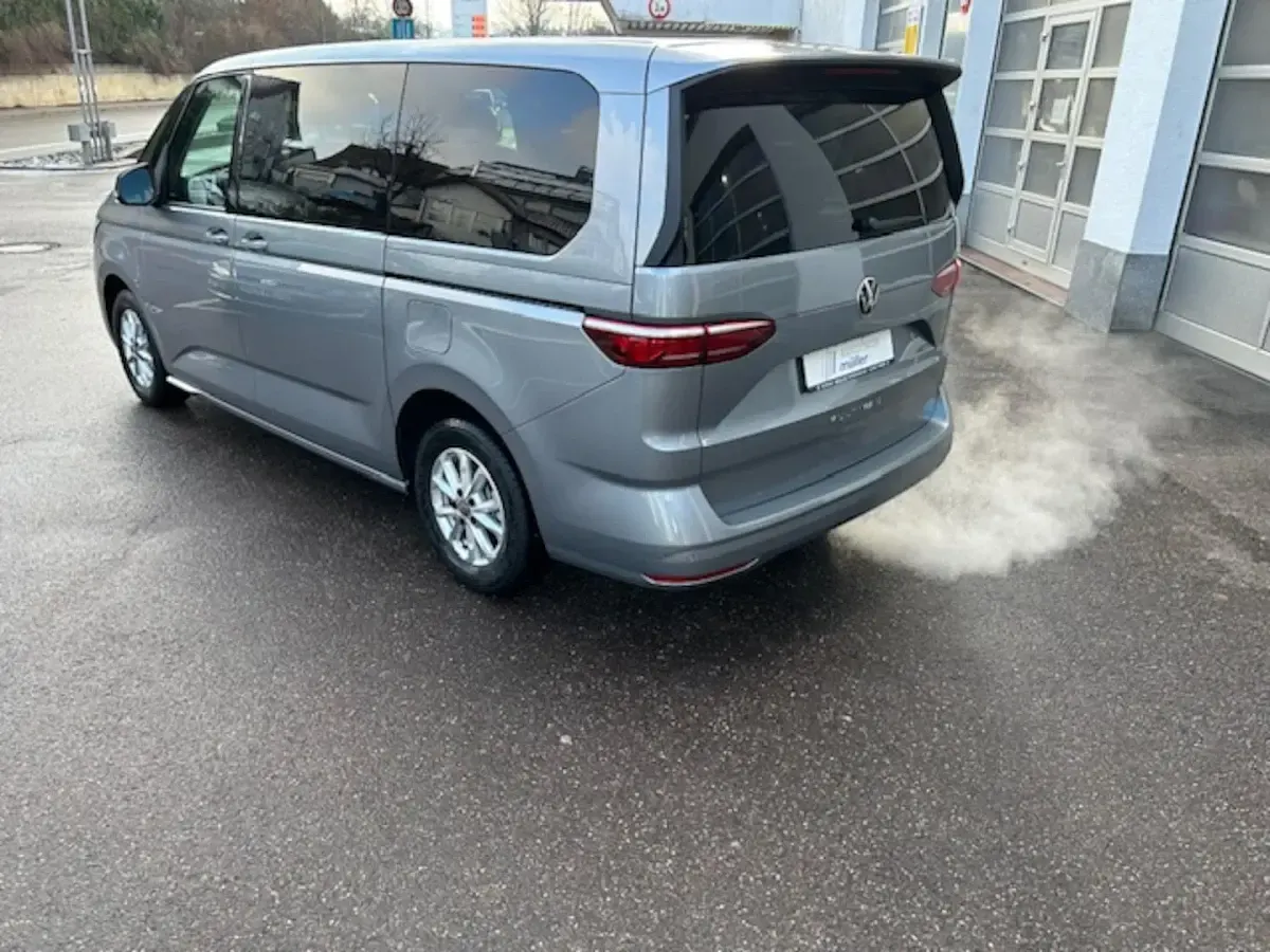 Begagnad VW Multivan Basis 150 HK (110 kW) 2023 Silver Minibuss