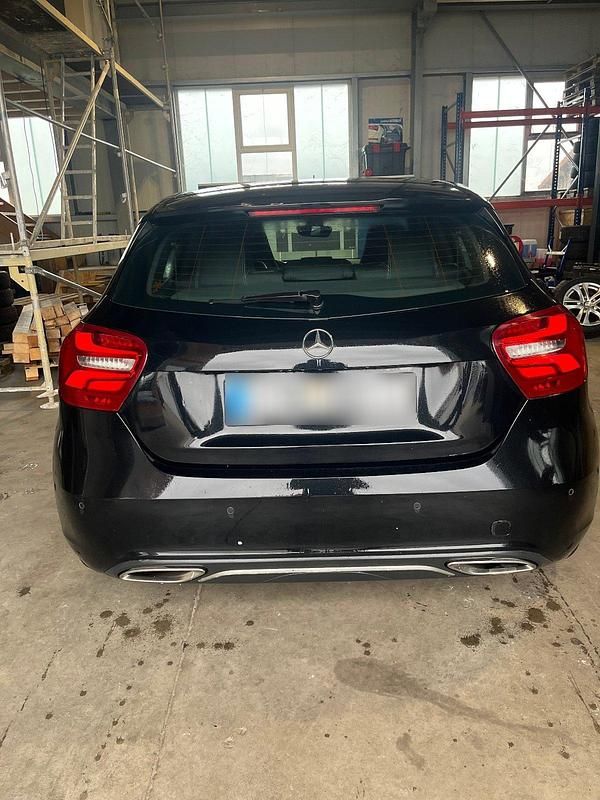 Gebraucht Mercedes A180 122 PS (89 kW) 2016 Schwarz Kleinwagen