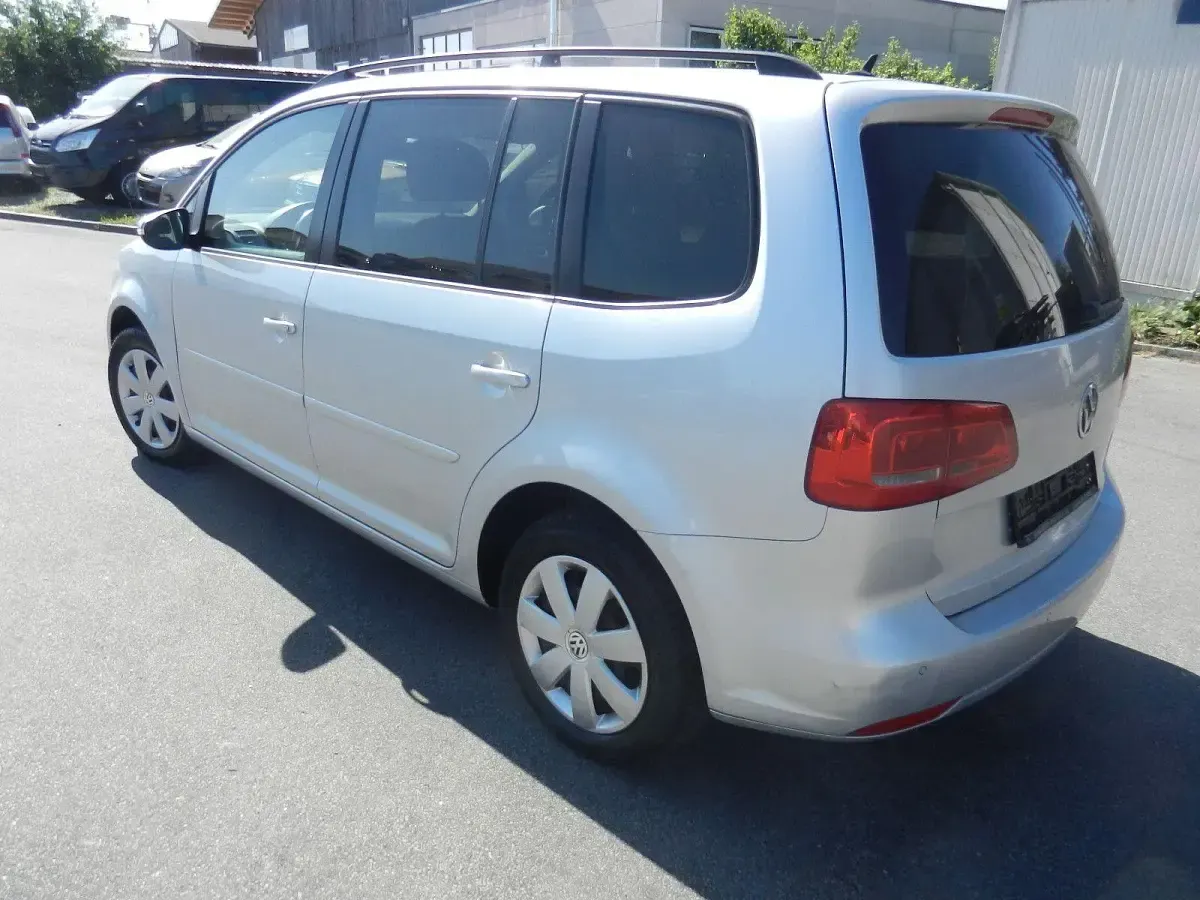 Gebraucht VW Touran Comfortline 140 PS (102 kW) 2013 Silber Van / Kleinbus