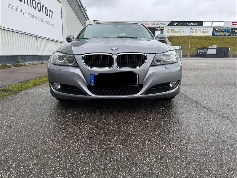 Gebraucht BMW 320 170 PS (125 kW) 2010 Grau Limousine