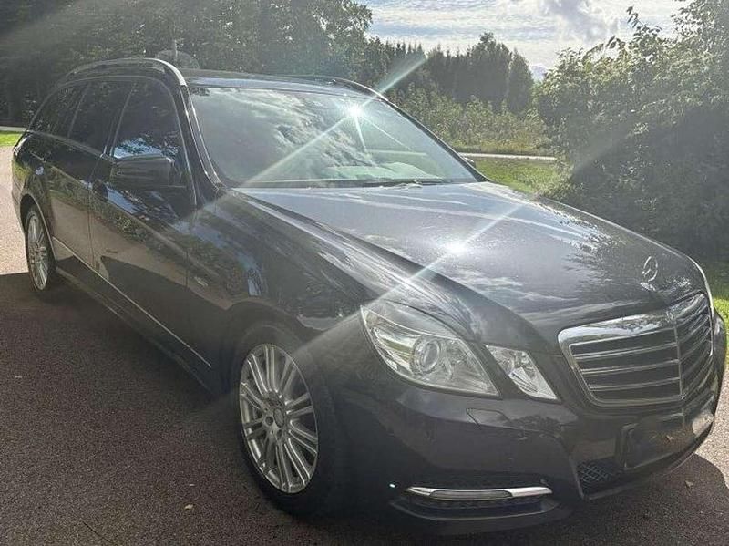 Gebraucht Mercedes E200 Classic 170 PS (125 kW) 2011 Schwarz Limousine