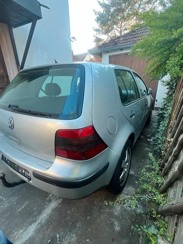 Second-hand VW Golf IV Edition 75 CP (55 kW) 2000 Argintiu Berlinǎ