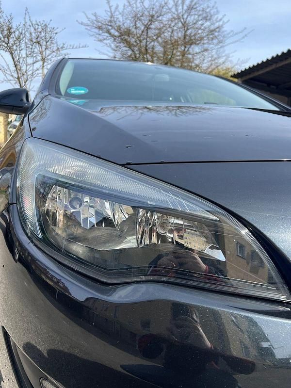 Gebraucht Opel Astra Edition 101 PS (74 kW) 2012 Schwarz Limousine