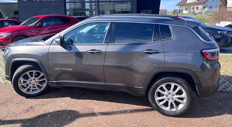 Grau Gebraucht 2021 Jeep Compass SUV | 18.000 € - Bild 1/2
